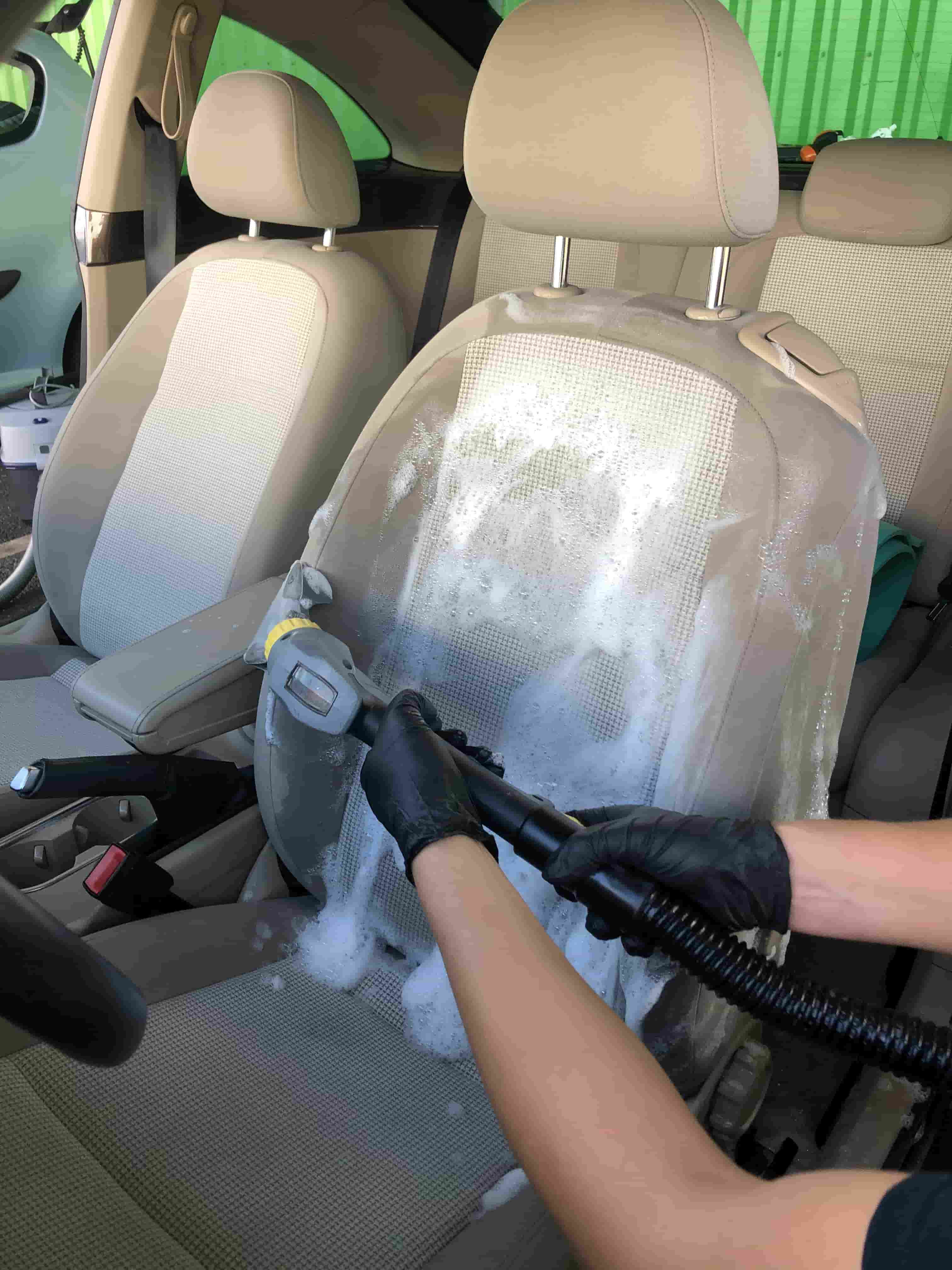 Tapis De Voiture Sur Le Siège Du Passager Avant En Tissu Beige En Service  Après Le